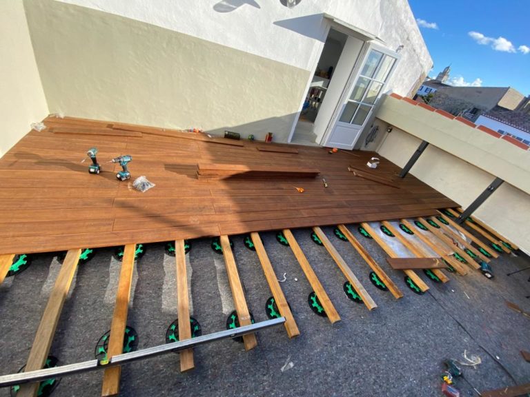 découvrez les avantages et le charme d'un toit-terrasse, un espace extérieur élégant et fonctionnel qui embellit votre maison tout en offrant un lieu de détente unique. profitez de la vue, créez votre oasis personnelle et transformez votre toit en un véritable atout architectural.