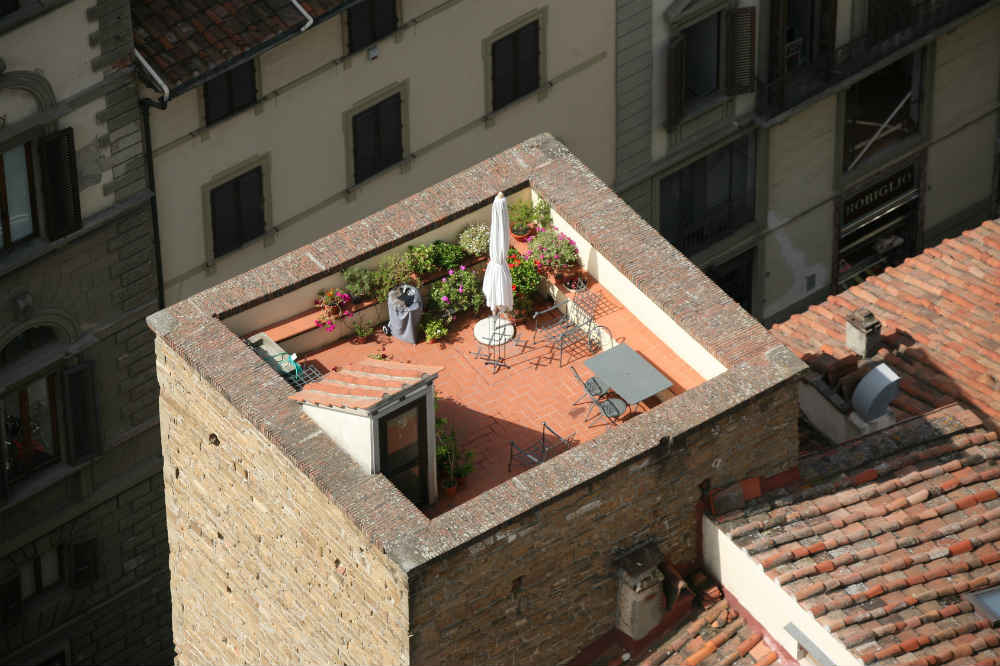 découvrez les avantages et le charme d'un toit terrasse : un espace de vie extérieur idéal pour profiter du soleil, aménager un jardin urbain ou créer un lieu de détente en pleine ville. transformez votre toit en un véritable havre de paix.