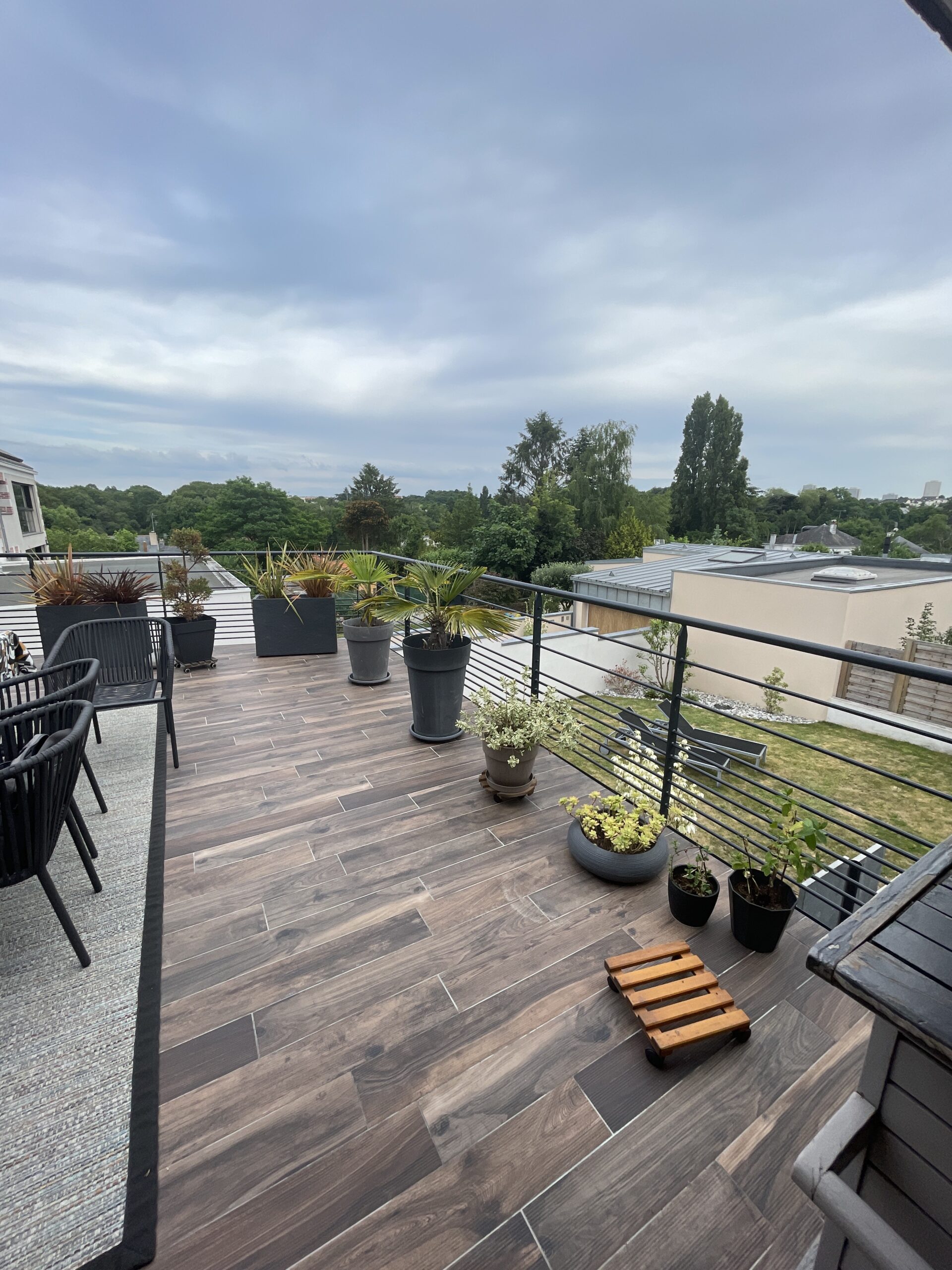 découvrez les avantages d'un toit terrasse : un espace extérieur supplémentaire, une vue imprenable et une touche moderne pour votre habitation. idéal pour les moments de détente et les repas en plein air, transformez votre toit en un véritable havre de paix.