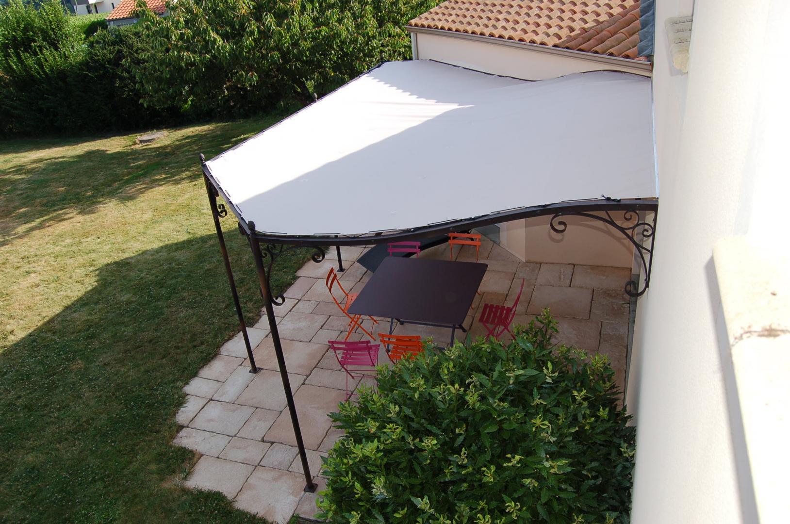 découvrez nos solutions de toit terrasse à angers, spécialisées dans l'installation de panneaux photovoltaïques. optimisez votre espace tout en produisant de l'énergie renouvelable et en réduisant vos factures d'électricité. profitez d'une expertise locale pour transformer votre toiture en un espace écologique et économique.