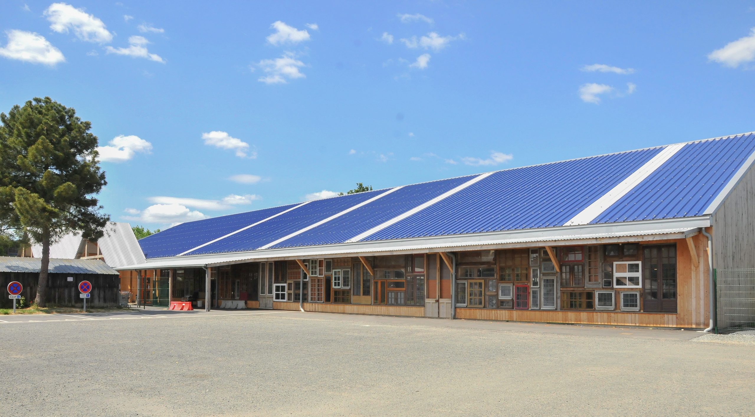 découvrez nos solutions de toiture terrasse à angers, alliant esthétisme et énergie durable grâce à nos installations photovoltaïques. profitez d'un espace extérieur optimisé tout en produisant votre propre électricité verte.