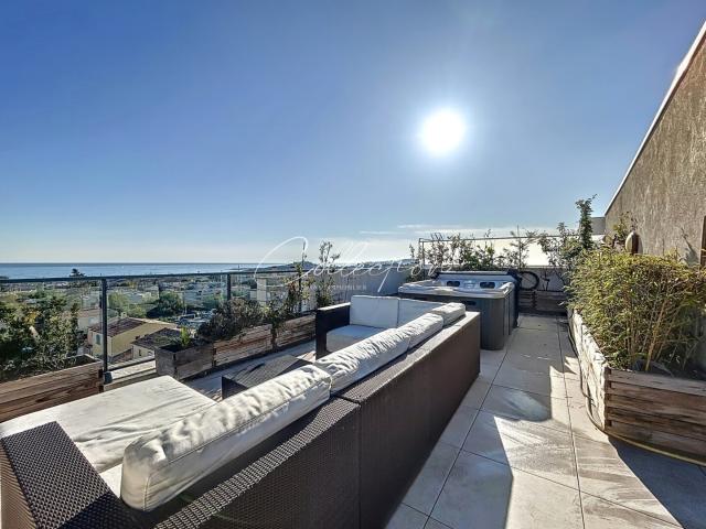 découvrez notre sélection de magnifiques toits terrasses à antibes, offrant des vues imprenables et des espaces de vie extérieurs exceptionnels. profitez d'un cadre idyllique pour vos moments de détente ou vos soirées entre amis.