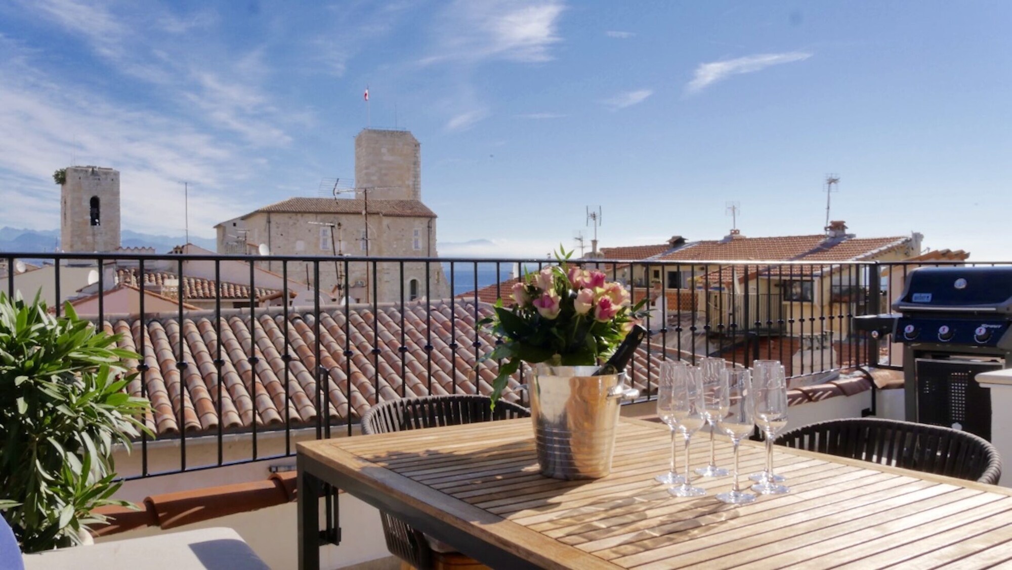 découvrez notre magnifique toit-terrasse à antibes, un espace idéal pour profiter du soleil méditerranéen. parfait pour des moments de détente, des repas entre amis ou des soirées inoubliables, ce petit coin de paradis surplombe la côte d'azur et offre une vue imprenable. faites de votre rêve une réalité avec notre toit-terrasse à antibes.
