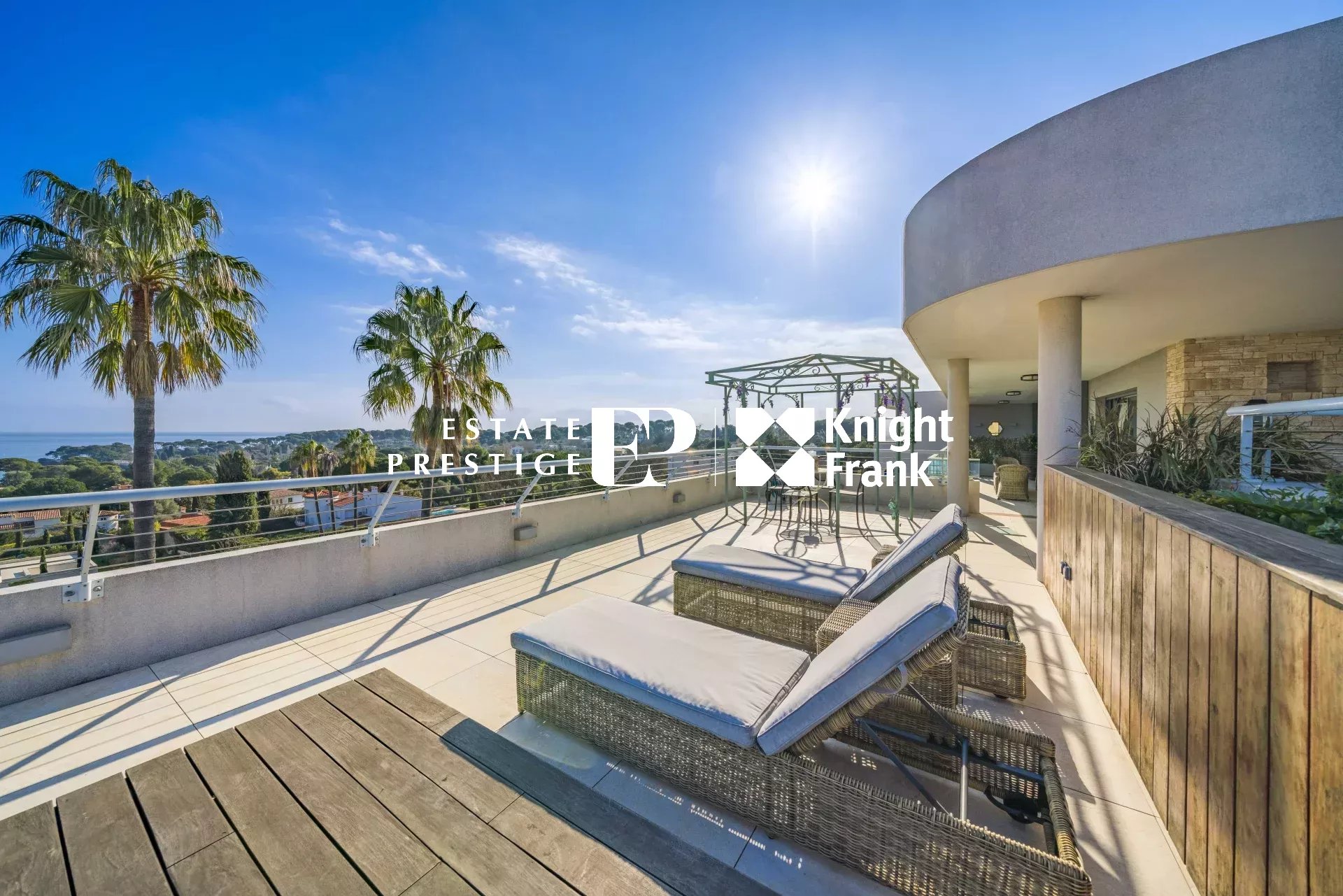 découvrez notre magnifique toit terrasse à antibes, un espace de vie unique offrant une vue imprenable sur la côte d'azur. profitez d'un cadre idéal pour vos moments de détente et de convivialité, tout en savourant la douceur de vivre méditerranéenne.