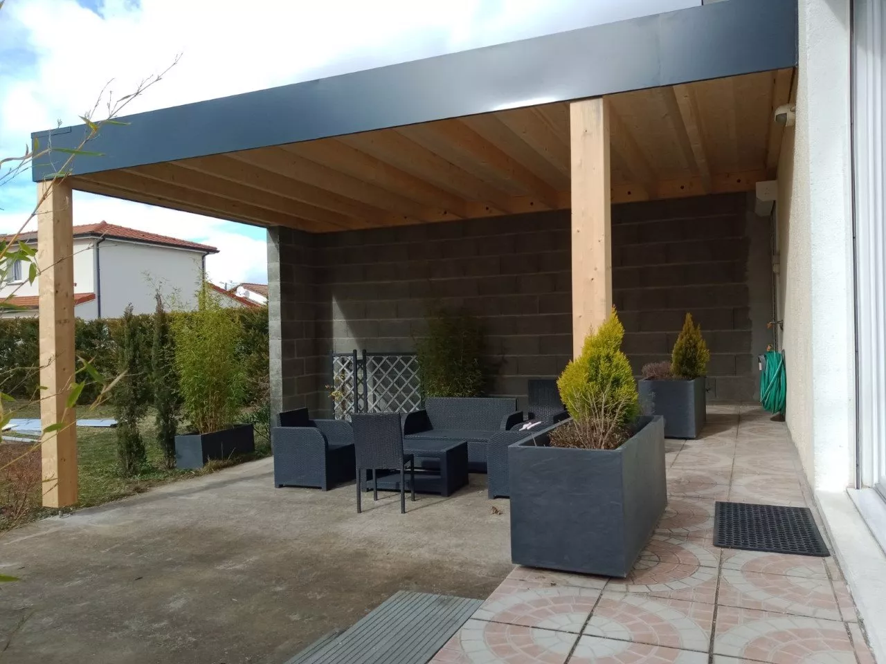 découvrez les avantages d'un toit terrasse en bois : esthétique, durable et écologique. transformez votre espace extérieur en un lieu de détente et de convivialité avec une structure en bois parfaitement intégrée à votre habitat.