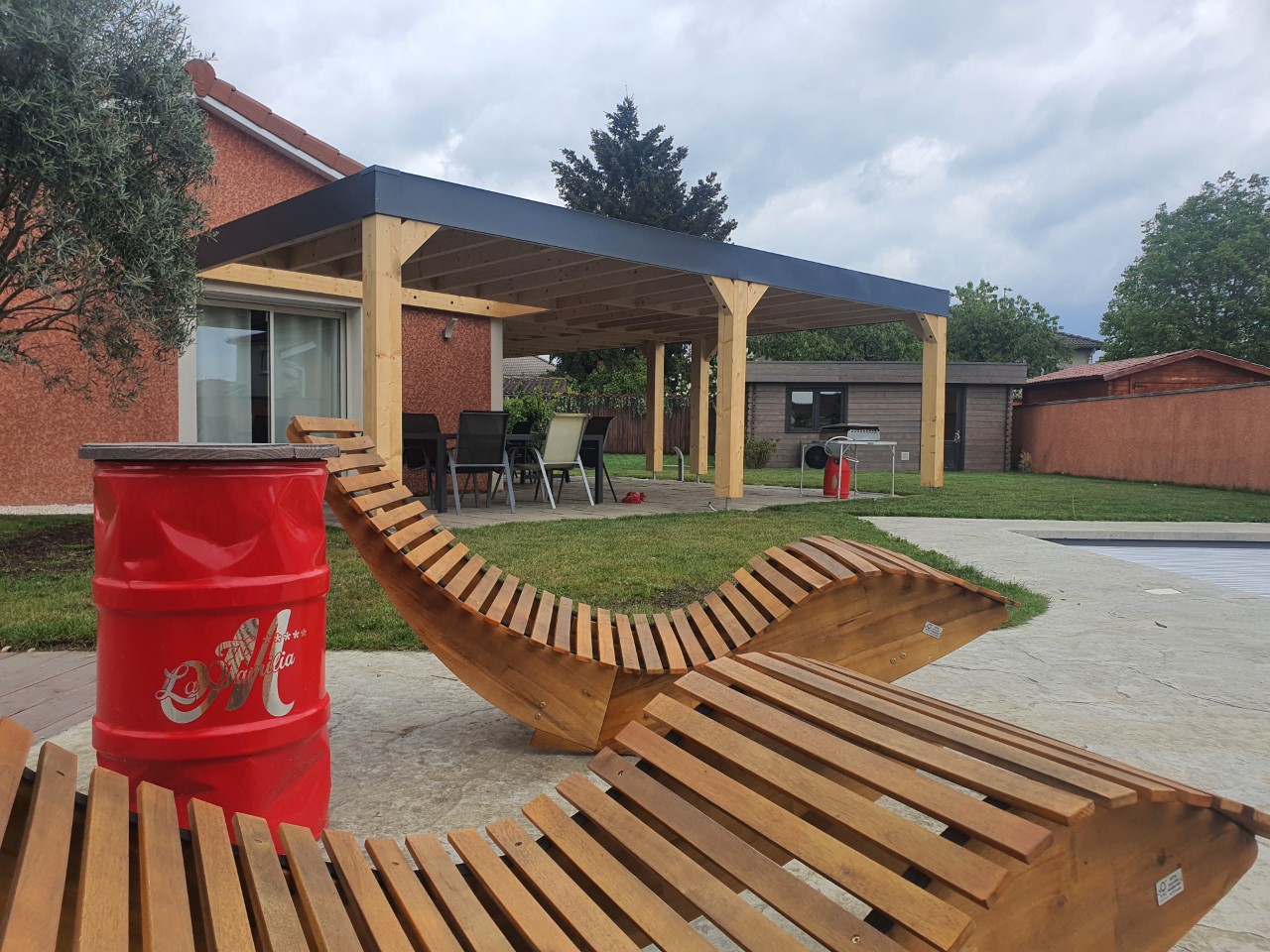 découvrez les avantages d'un toit terrasse en bois : esthétisme, durabilité et intégration harmonieuse dans votre espace extérieur. transformez votre toit en un véritable havre de paix grâce au bois, un matériau chaleureux et respectueux de l'environnement.