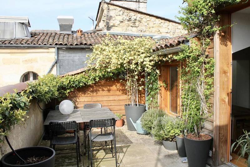 découvrez nos magnifiques toits terrasses à bordeaux, offrant une vue imprenable sur la ville et un espace de détente unique. profitez d'un cadre idyllique pour vos moments de convivialité ou de tranquillité en plein cœur de l'aquitaine.