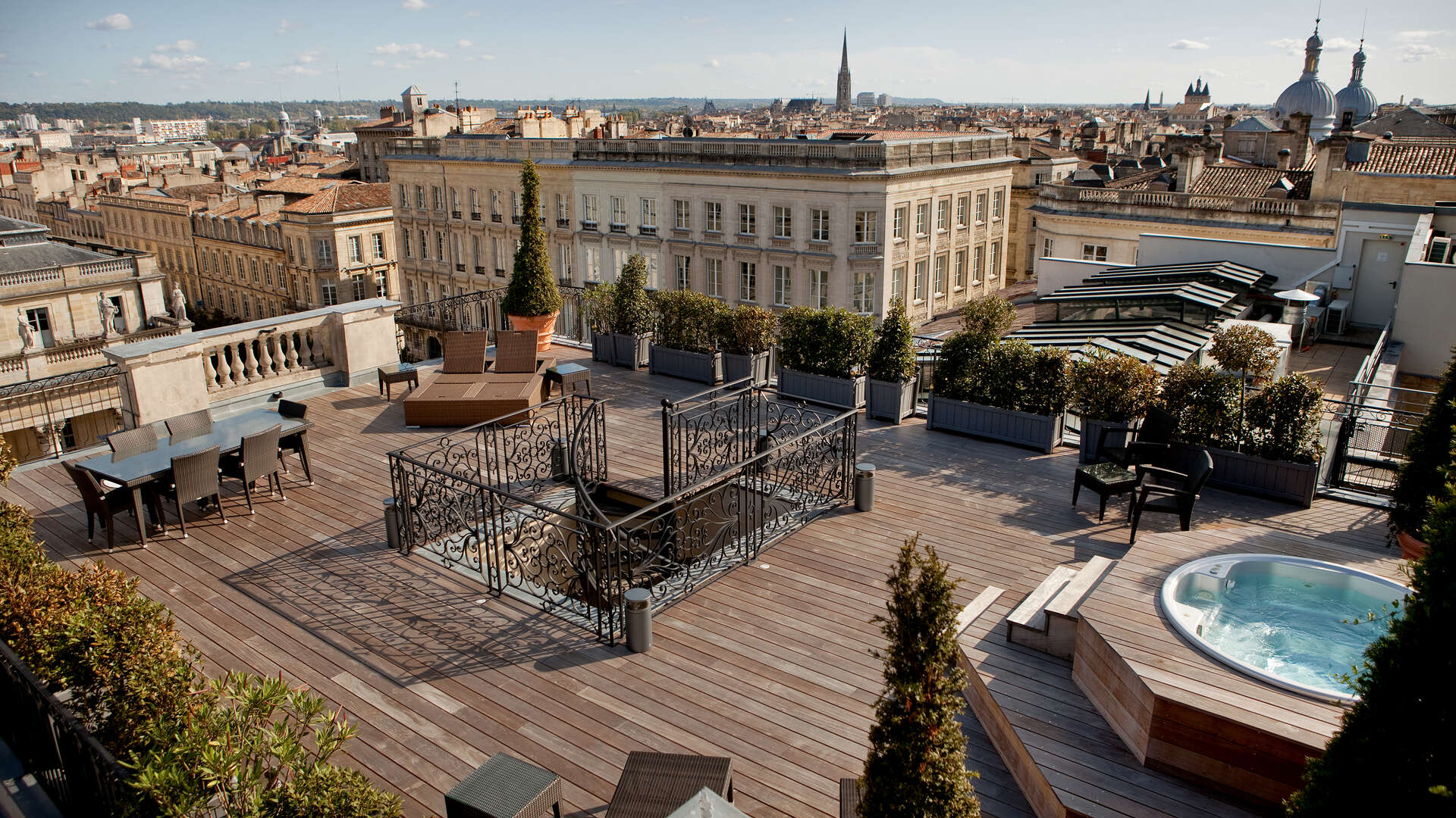 découvrez les avantages d'un toit terrasse à bordeaux, un espace extérieur unique pour profiter du soleil tout en admirant la vue panoramique de la ville. idéal pour des moments de détente, des barbecues entre amis ou des activités en famille, transformez votre toiture en un véritable oasis urbain.