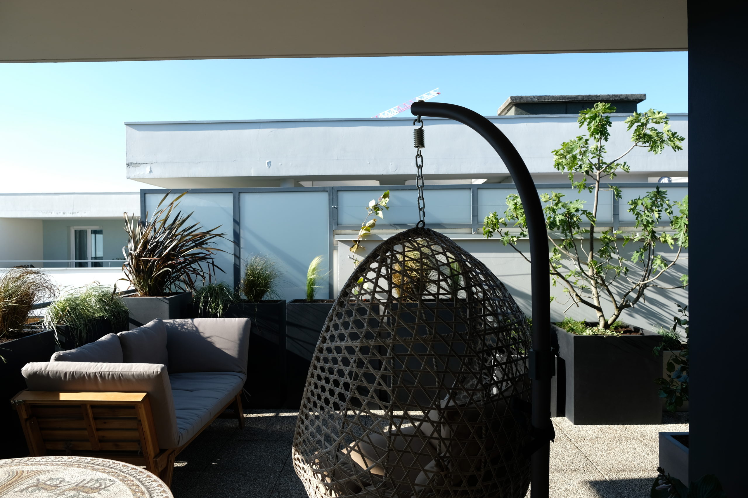 découvrez nos magnifiques toits terrasses à grenoble, alliant confort et vue imprenable sur les montagnes. profitez d'un espace extérieur unique pour vos moments de détente et de convivialité dans un cadre enchanteur.