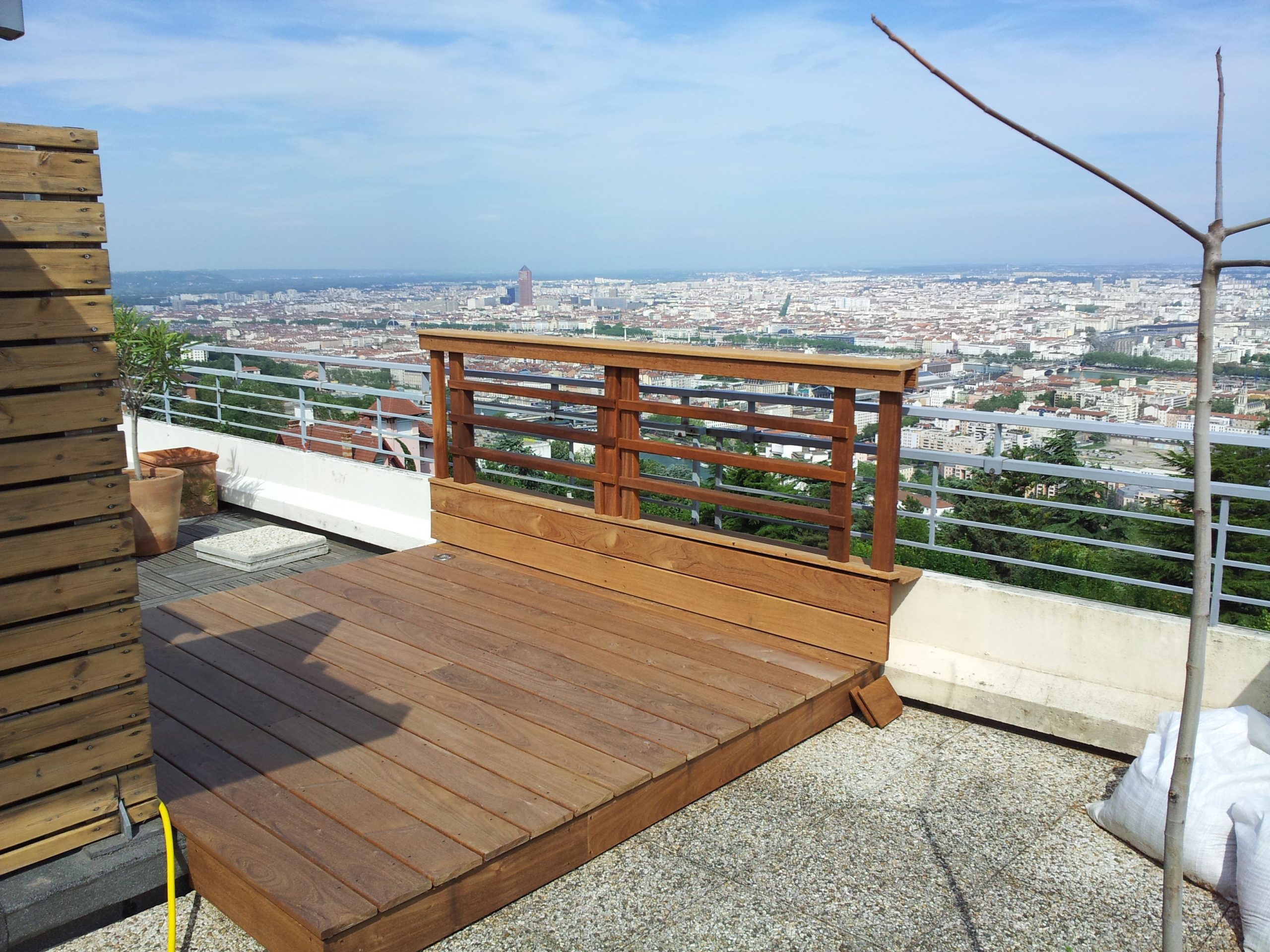 découvrez nos magnifiques toits terrasses à lyon, des espaces uniques pour profiter de vues imprenables tout en savourant des moments de détente. idéal pour des soirées entre amis ou des moments en famille, transformez votre cadre de vie en un havre de paix au cœur de la ville.