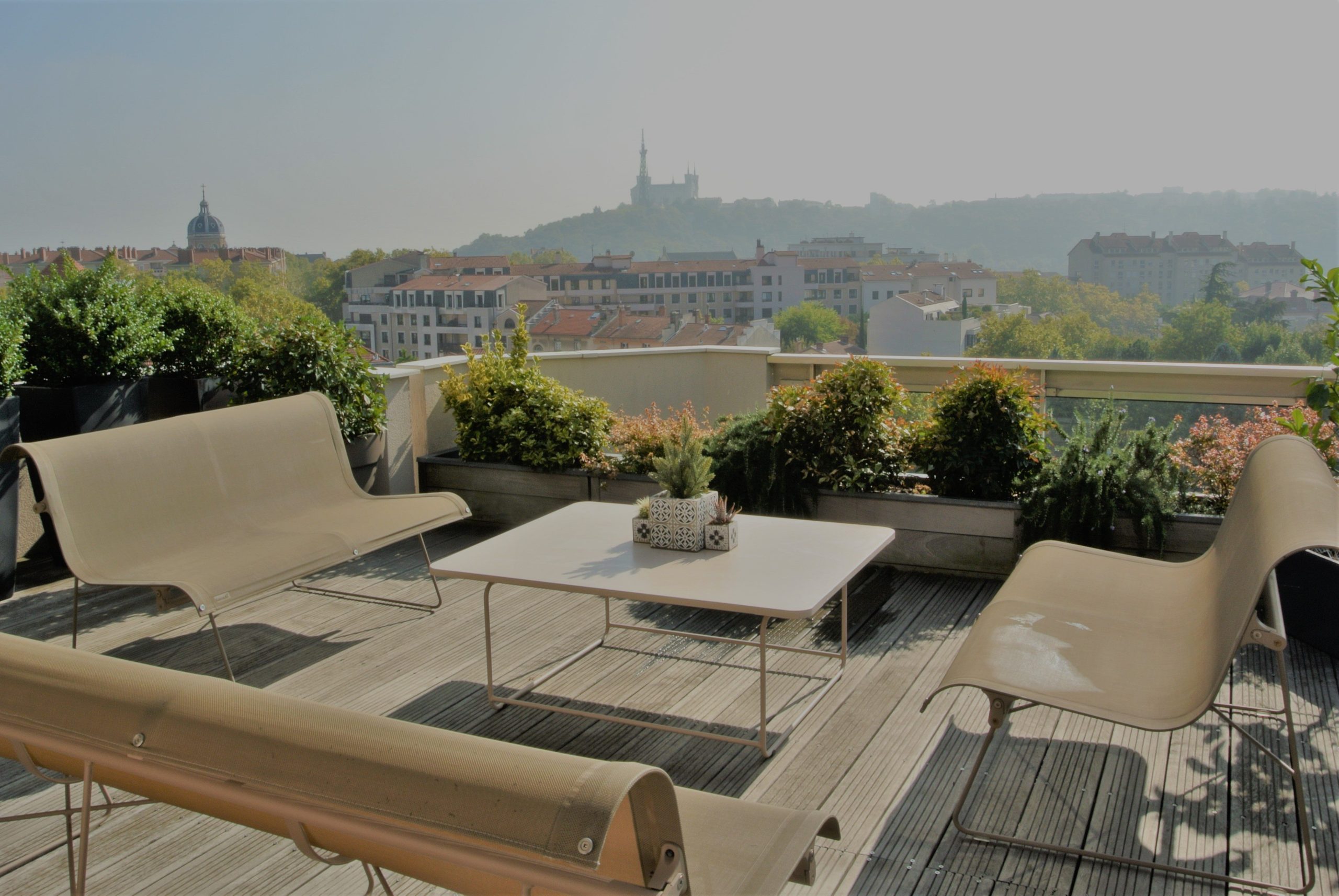 découvrez nos magnifiques toits terrasses à lyon, un espace extérieur idéal pour profiter de la vue sur la ville tout en profitant de moments de détente. idéal pour les repas en plein air, les soirées entre amis ou simplement pour se relaxer au soleil.