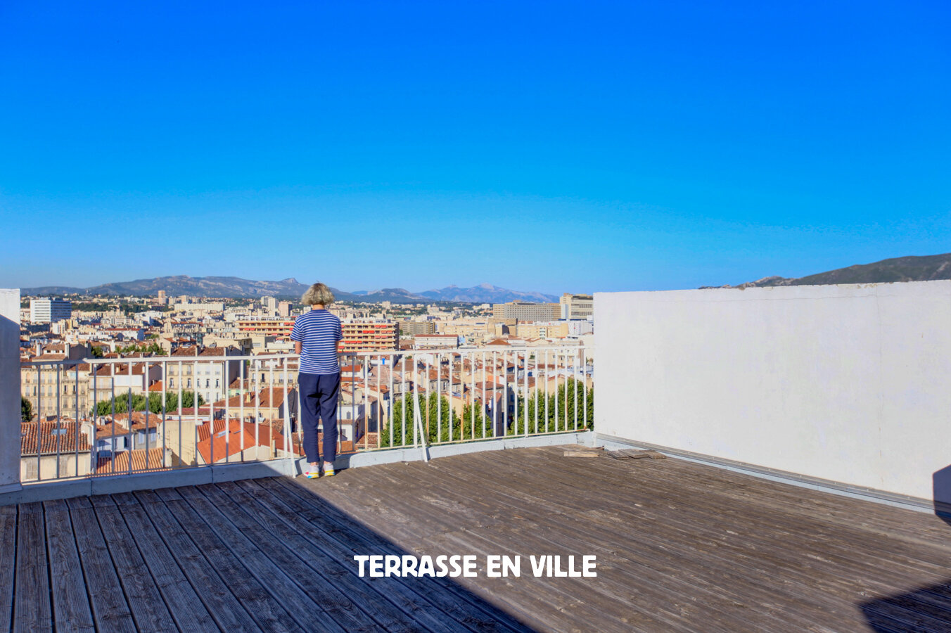 découvrez les incontournables des toits-terrasses à marseille, un espace unique pour profiter de vues panoramiques sur la ville et la mer méditerranée. idéal pour des moments de détente ou des soirées animées sous les étoiles.