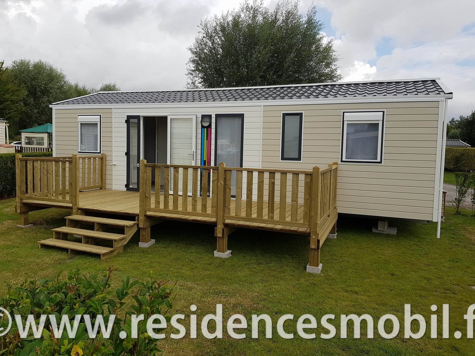 découvrez l'univers du toit terrasse pour mobil-home, une solution idéale pour maximiser votre espace extérieur. profitez de moments de détente en pleine nature tout en ajoutant une touche de confort et de style à votre hébergement. explorez nos conseils et idées pour créer un espace de vie unique et accueillant.