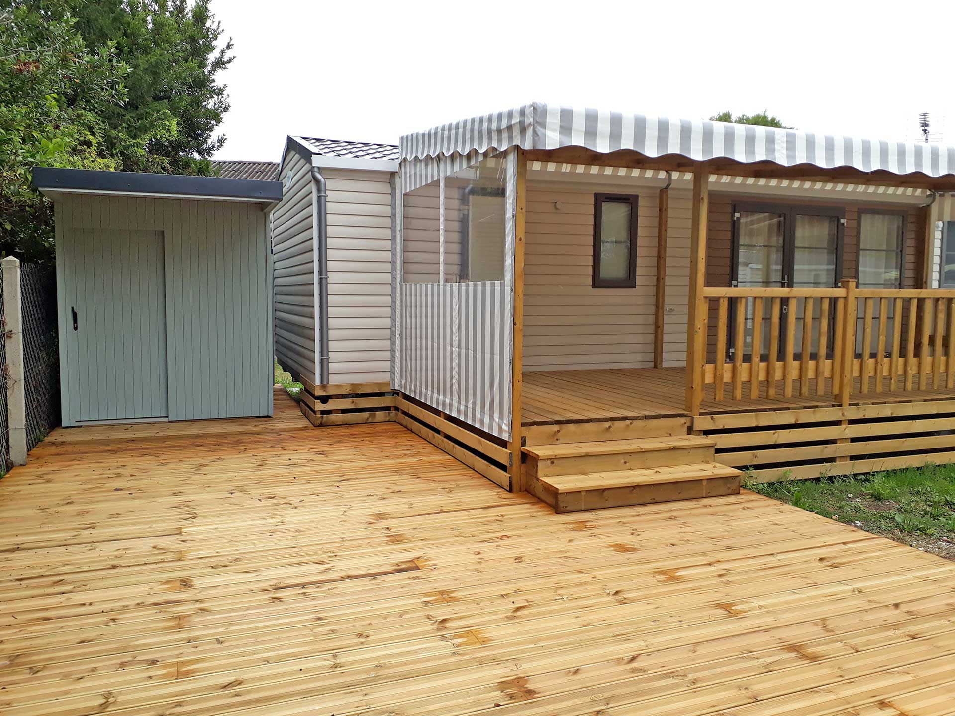 découvrez les avantages d'un toit terrasse pour votre mobil-home : un espace extérieur supplémentaire idéal pour se détendre, profiter du soleil et admirer la vue, tout en maximisant votre confort et votre style de vie en plein air.