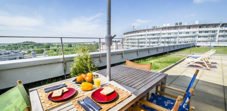 découvrez nos superbes toits terrasses à nantes, l'endroit idéal pour profiter de vues imprenables et d'un espace extérieur relaxant. que ce soit pour un apéro entre amis ou un moment de détente, ces espaces uniques allient confort et esthétisme, transformant votre expérience urbaine.