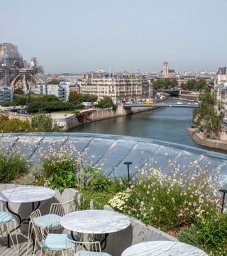 découvrez les toits terrasses à paris, des espaces uniques offrant une vue imprenable sur la ville lumière. profitez d'une atmosphère relaxante et d'activités variées, que ce soit pour un déjeuner ensoleillé ou un apéritif au coucher du soleil.