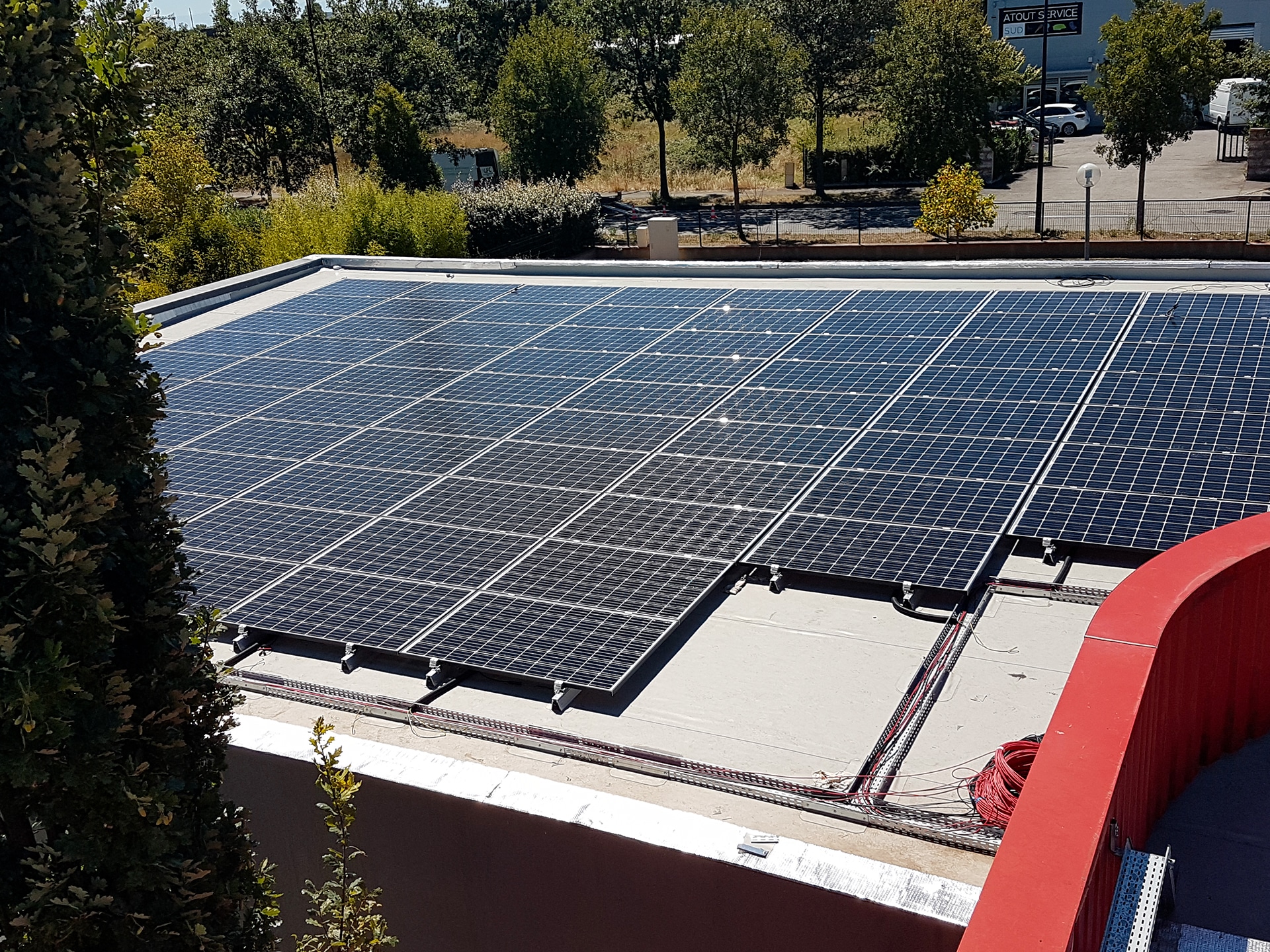 découvrez les avantages d'un toit terrasse photovoltaïque : une solution écologique et économique pour produire votre propre énergie solaire tout en optimisant l'espace de votre habitation. profitez d'une installation esthétique et performante qui valorise votre bien immobilier.