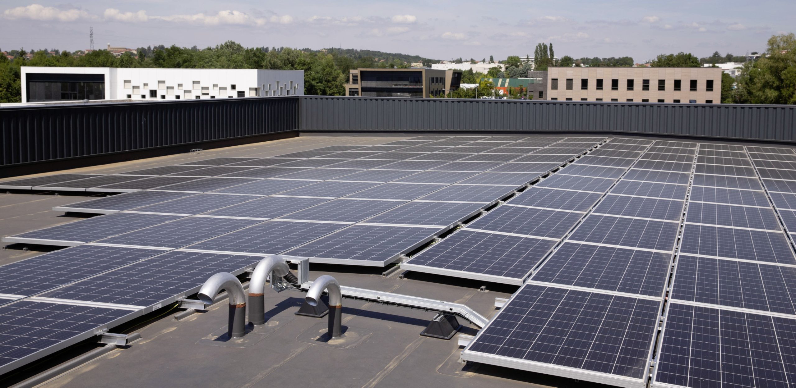 découvrez les avantages d'un toit terrasse photovoltaïque, une solution innovante et écologique pour produire de l'électricité tout en optimisant l'espace de votre habitation. transformez votre toit en un atout énergétique et durable.
