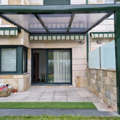 découvrez les avantages d'un toit terrasse en polycarbonate, une solution esthétique et durable pour sublimer votre espace extérieur. profitez d'une protection efficace contre les intempéries tout en laissant passer la lumière naturelle. idéal pour vos terrasses, vérandas ou abris de jardin.