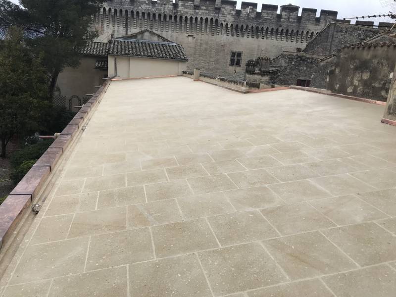 découvrez nos magnifiques toits terrasses à sète, parfaits pour profiter de panoramas exceptionnels et créer des espaces de vie extérieurs uniques. idéal pour des moments de détente, des repas en plein air ou des soirées entre amis.