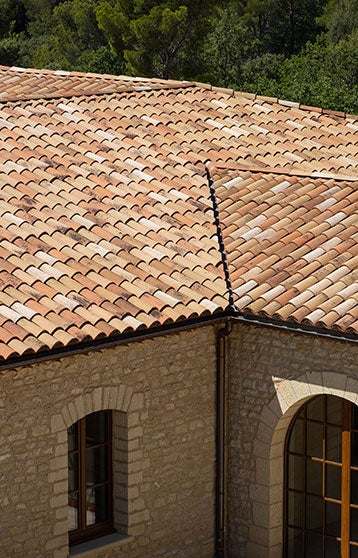 découvrez les avantages du toit en terre cuite : esthétique intemporelle, durabilité exceptionnelle et performance énergétique. apprenez comment ce matériau traditionnel allie charme et modernité pour sublimer votre habitation.