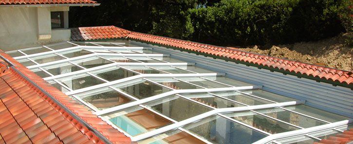 découvrez l'élégance d'un toit transparent qui allie modernité et luminosité. transformez votre espace avec une structure innovante qui apporte lumière naturelle et aesthetic à votre maison ou votre jardin.