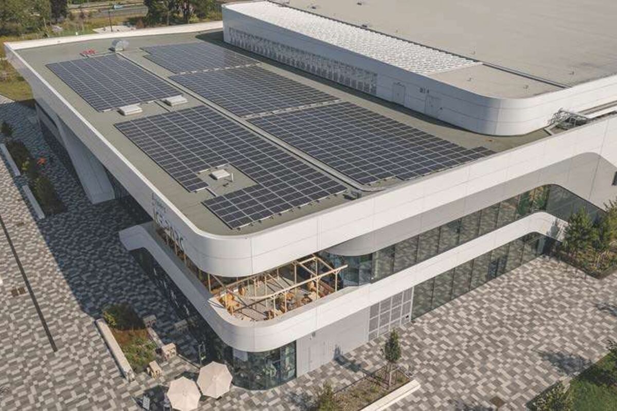 découvrez comment les toits urbains et les panneaux photovoltaïques transforment nos villes en espaces écologiques et durables. explorez les avantages de l'énergie solaire en milieu urbain et les solutions innovantes pour un avenir plus vert.