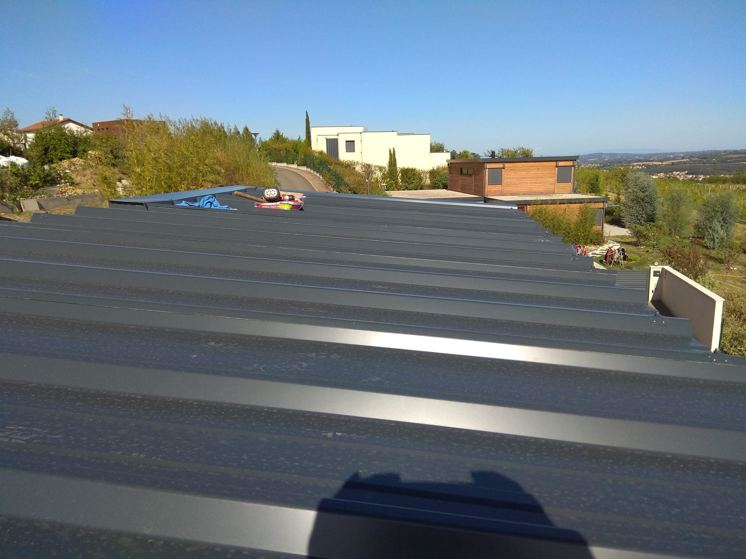 découvrez les avantages des toits végétaux sur tôle : une solution écologique pour améliorer l'isolation, réduire le bruit et embellir votre espace tout en contribuant à la biodiversité. transformez votre toit en un écosystème durable et esthétique.