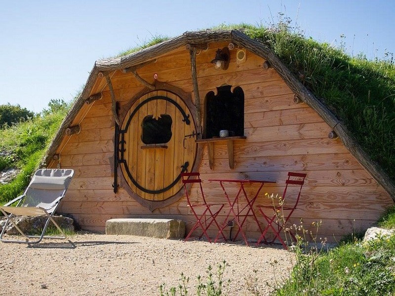 découvrez notre cabane végétalisée, un havre de paix au cœur de la nature. conçue pour harmoniser confort et écologie, elle offre un espace de vie unique, entouré de végétation luxuriante. parfait pour une escapade relaxante ou une immersion dans la biodiversité.