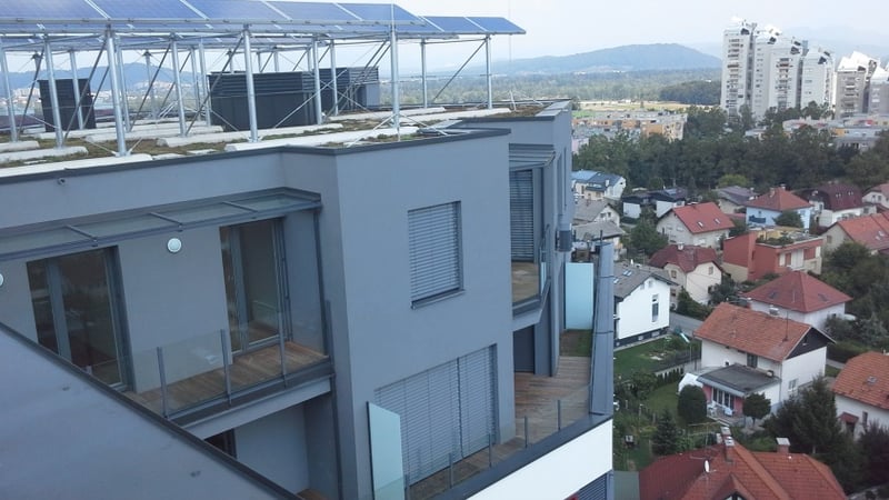 découvrez les avantages des toits végétalisés combinés avec des panneaux photovoltaïques : améliorez l'efficacité énergétique de votre bâtiment tout en contribuant à la biodiversité et à la lutte contre les îlots de chaleur en milieu urbain.