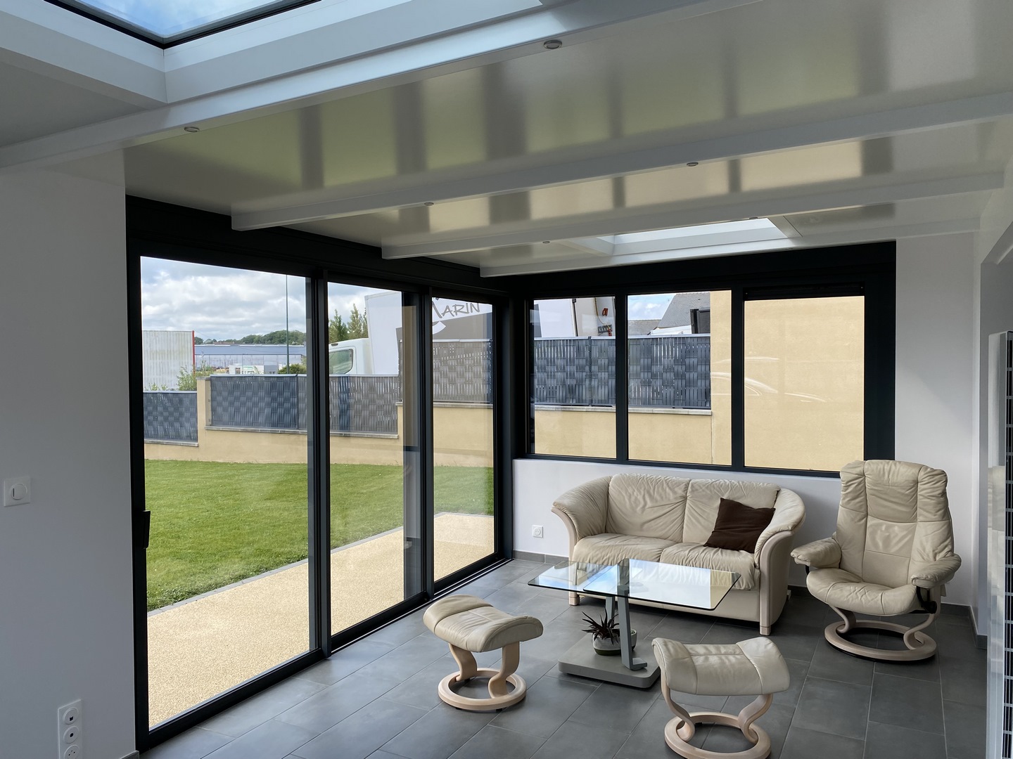 découvrez comment un toit véranda peut transformer votre espace de vie en apportant luminosité et élégance. explorez nos conseils pour choisir le meilleur matériau et optimiser l'esthétique de votre maison.