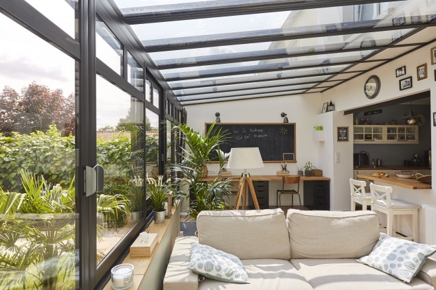 découvrez comment un toit véranda peut embellir votre espace de vie. profitez d'une luminosité naturelle et d'une vue imprenable tout en ajoutant de la valeur à votre maison. idéal pour créer un coin détente ou un espace de loisirs, le toit véranda allie confort et esthétique.