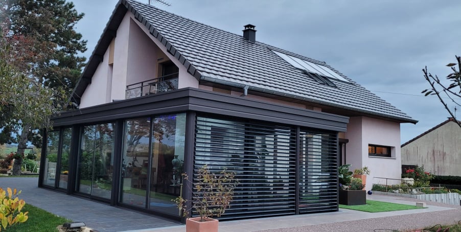 découvrez nos solutions de toit véranda, alliant esthétique et performance, pour transformer votre espace en un véritable havre de lumière et de confort, tout en protégeant votre intérieur des intempéries.