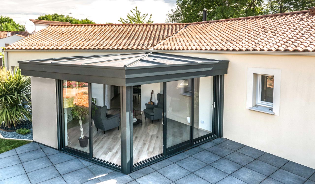 découvrez comment transformer votre espace extérieur avec une superbe véranda en toit. profitez de la lumière naturelle tout en ajoutant une touche d'élégance à votre maison. idéale pour les moments de détente ou les repas en famille, la véranda est la solution parfaite pour allier confort et esthétisme.