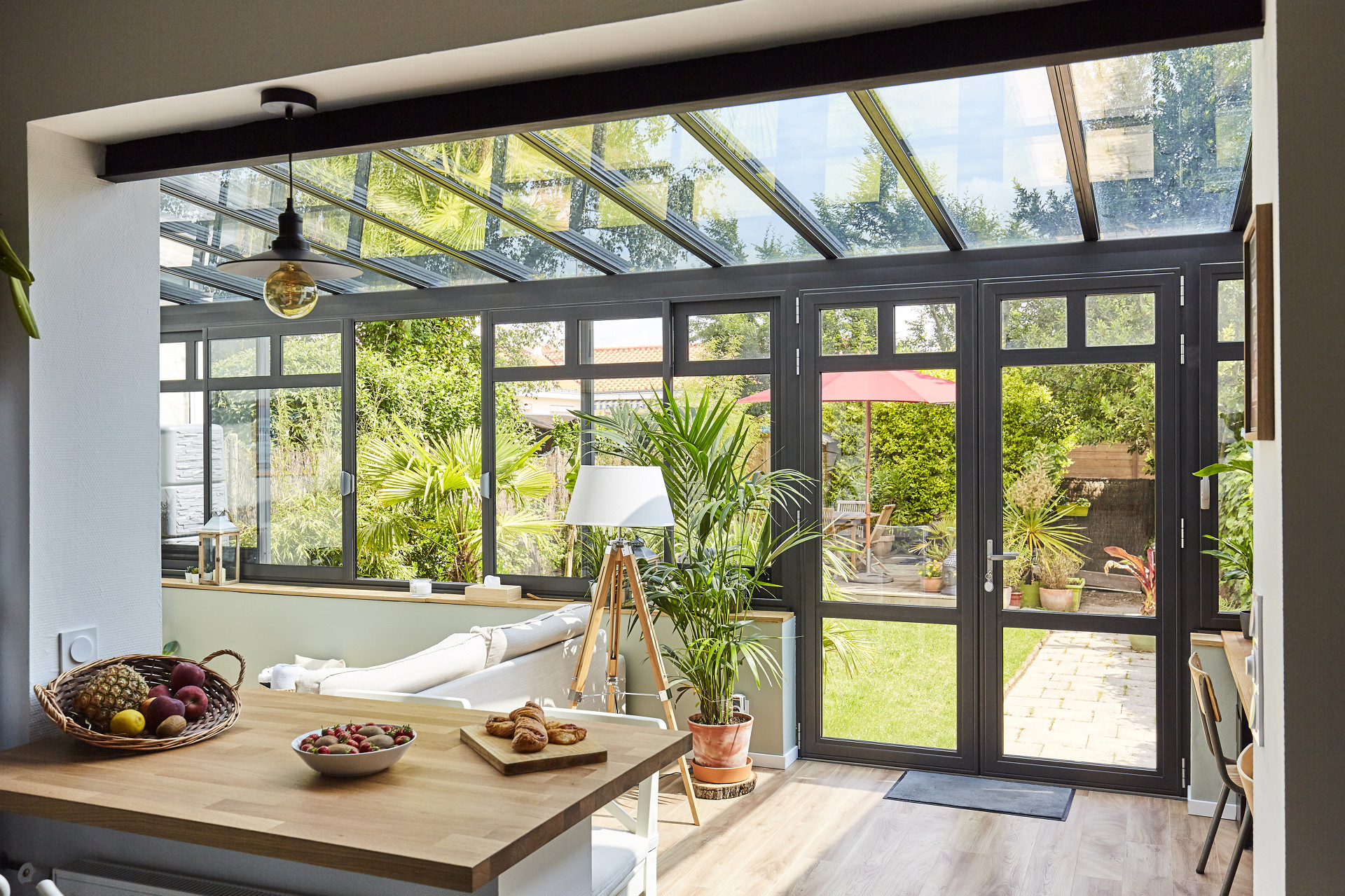 découvrez comment transformer votre espace avec un toit de véranda : une solution esthétique et pratique pour profiter de la lumière naturelle tout en étant protégé des intempéries. dans cet article, explorez les différents styles, matériaux et avantages d'un toit de véranda pour embellir votre maison.