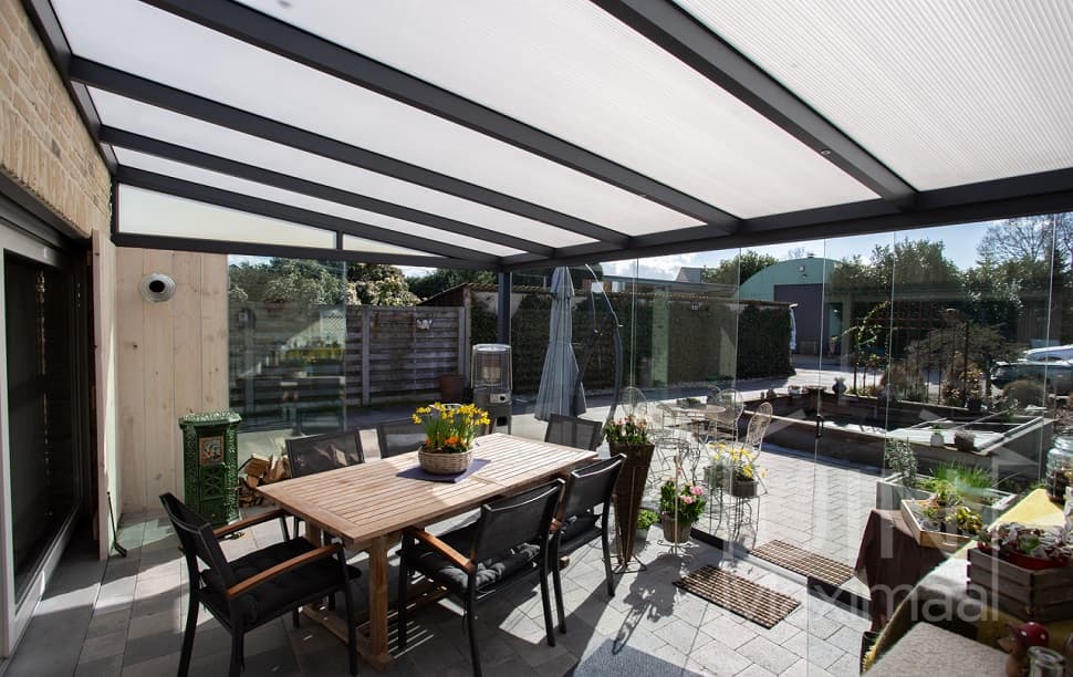 découvrez notre solution innovante de toit en véranda en polycarbonate, alliant durabilité et esthétique. profitez d'un espace lumineux et agréable tout en protégeant votre intérieur des intempéries. transformez votre véranda en un lieu de détente incontournable grâce à nos matériaux de haute qualité.