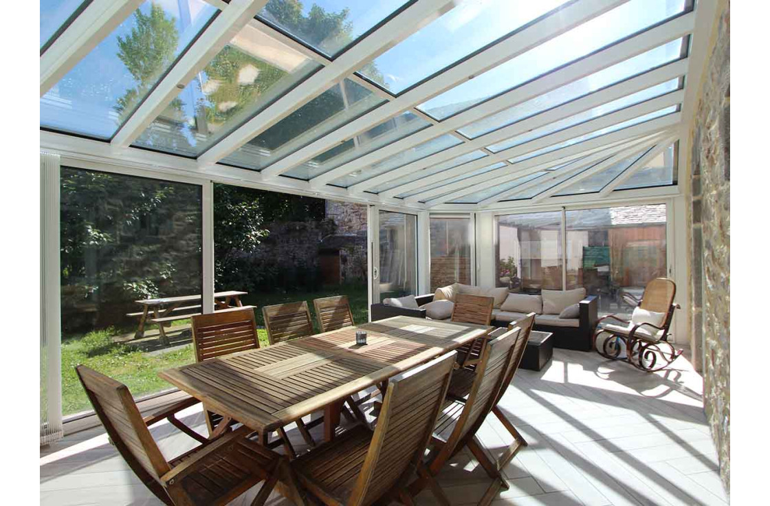 découvrez comment transformer votre espace extérieur avec un toit de véranda élégant. profitez d'une luminosité accrue et d'un confort optimal toute l'année, tout en ajoutant une touche d'esthétique à votre maison.