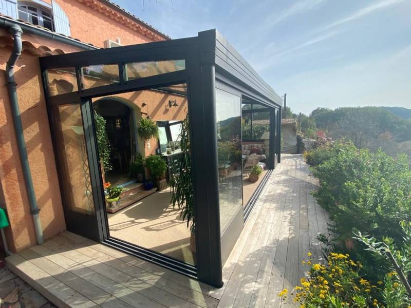 découvrez les avantages d'une véranda en toit de verre, alliant luminosité et esthétisme. transformez votre espace de vie avec une structure moderne qui vous offre une vue imprenable sur l'extérieur tout en vous protégeant des intempéries.