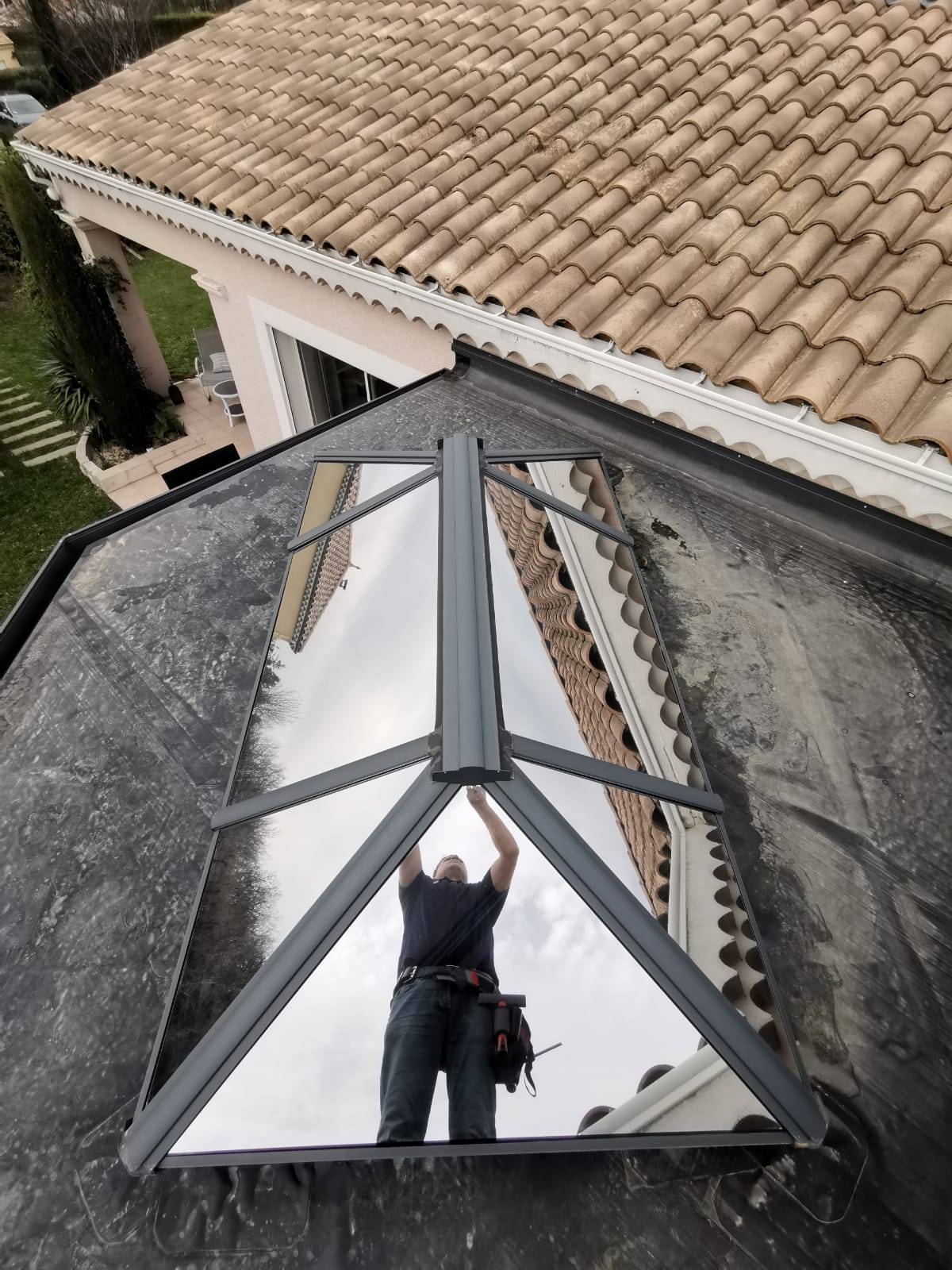 découvrez l'élégance et la luminosité qu'offre une véranda en verre. transformez votre espace de vie avec un toit en verre qui vous rapproche de la nature tout en profitant du confort de votre maison. idéale pour toutes les saisons, notre véranda en verre vous permet de savourer chaque instant en toute sérénité.