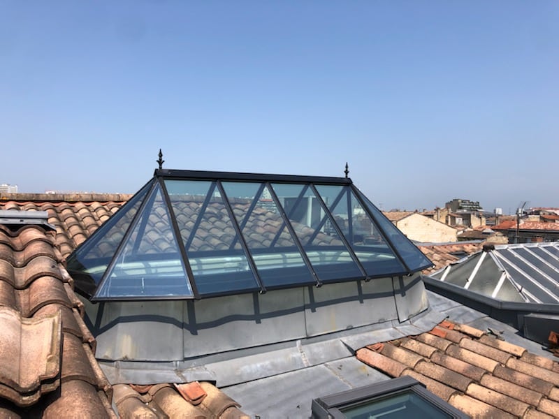 découvrez l'élégance et la luminosité d'un toit verrière, une solution architecturale moderne qui apporte une lumière naturelle abondante à vos espaces intérieurs tout en créant une atmosphère unique. idéal pour les projets de rénovation ou de construction, le toit verrière allie esthétisme et fonctionnalité.