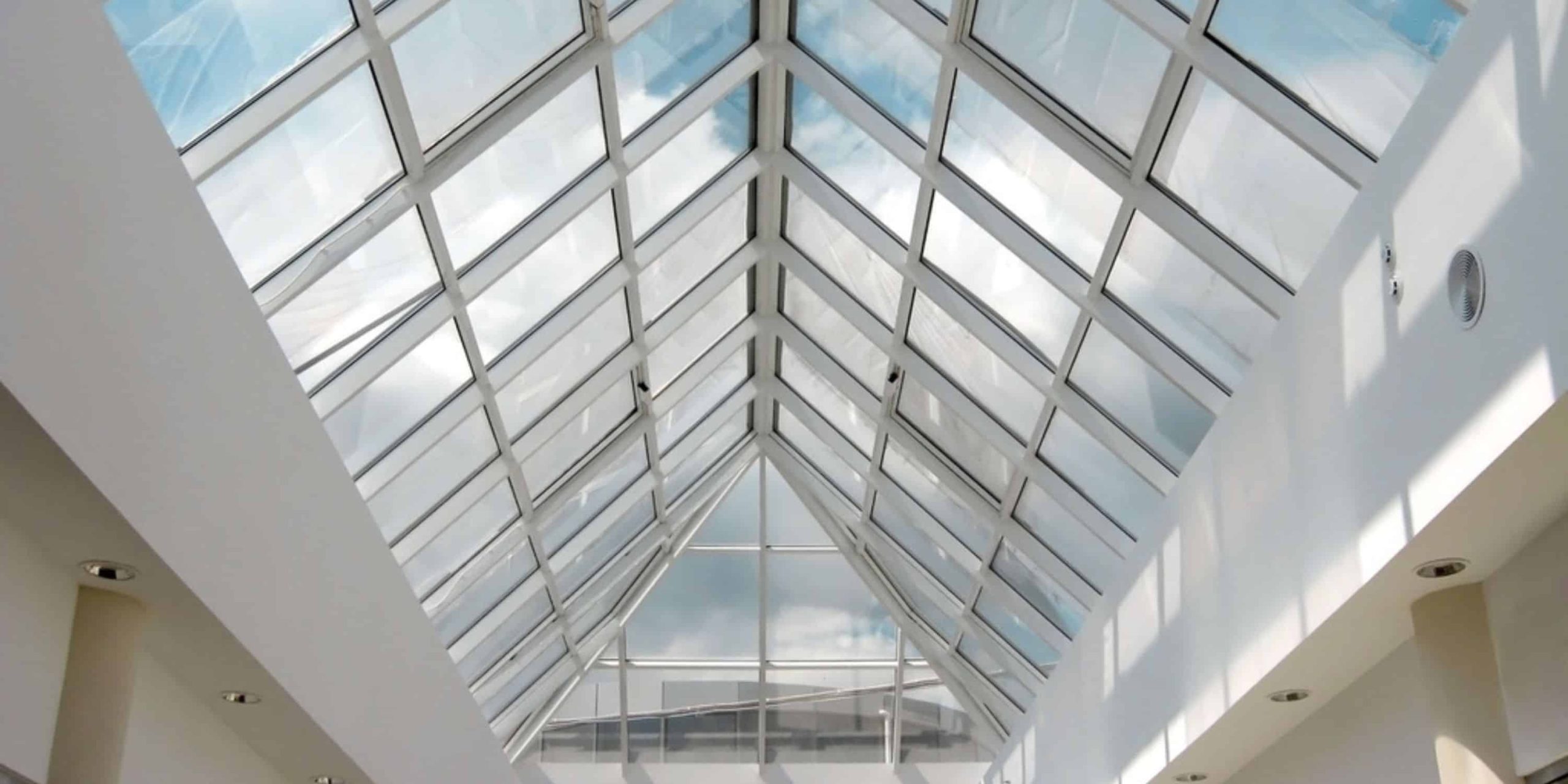 découvrez l'élégance et la luminosité d'un toit verrière. transformez votre espace en un havre de lumière naturelle grâce à des designs modernes et esthétiques. idéal pour les maisons contemporaines, ce type de toiture allie fonctionnalité et style, tout en offrant une vue imprenable sur le ciel.