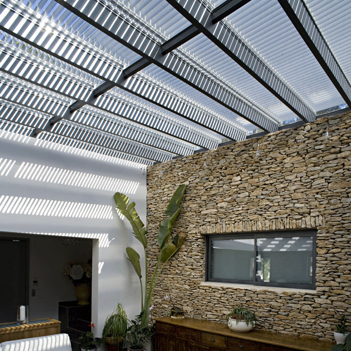 découvrez les avantages d'un toit vitré, alliant esthétique et luminosité. transformez votre espace en profitant de la lumière naturelle tout en préservant votre intimité. idéal pour les extensions, vérandas ou jardins d'hiver.