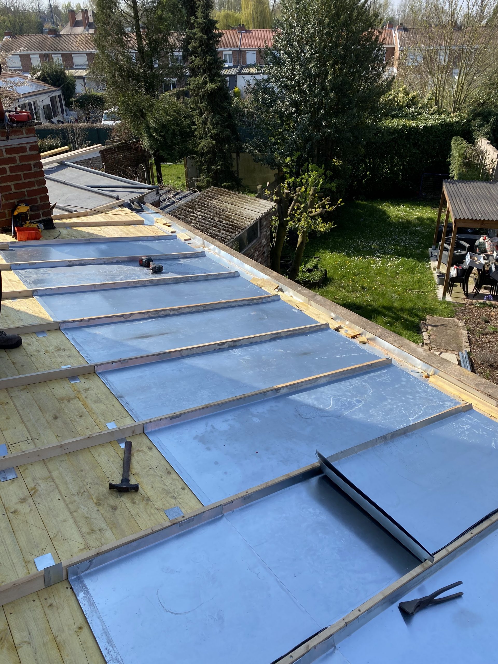 découvrez les avantages et caractéristiques du toit en zinc, une solution durable et esthétique pour vos projets de couverture. apprenez-en plus sur son installation, son entretien et son impact environnemental.