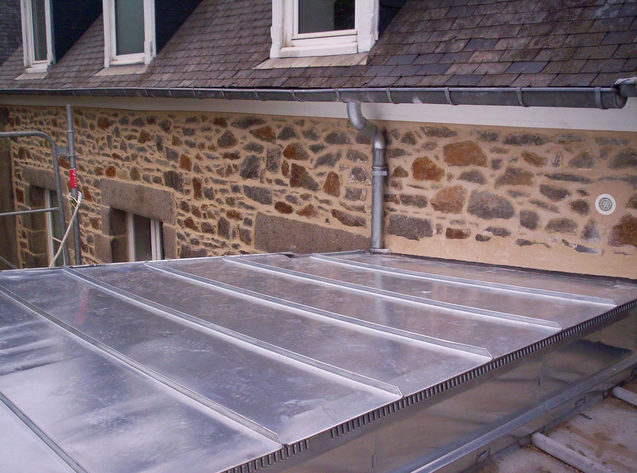 découvrez les avantages et l'élégance d'un toit en zinc. ce matériau durable et esthétique offre une protection optimale contre les intempéries tout en ajoutant une touche contemporaine à votre maison. apprenez-en plus sur les techniques d'installation, l'entretien et les différentes finitions disponibles.