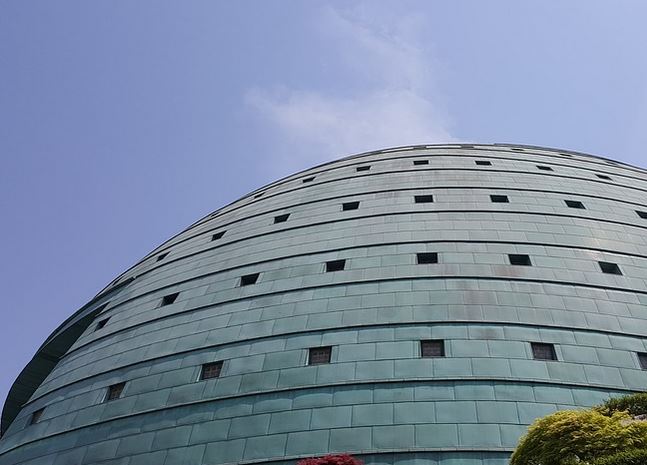 découvrez les avantages du toit en zinc arrondi, une solution élégante et durable pour vos projets de construction. apportez une touche moderne à votre architecture tout en bénéficiant des qualités d'étanchéité et de longévité du zinc. idéal pour les formes courbes et les designs innovants.