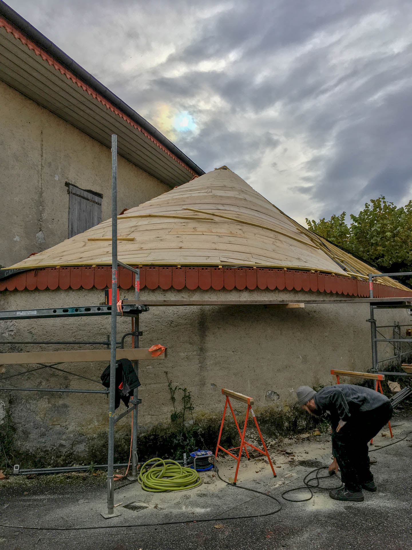 découvrez notre article sur les toits en zinc arrondi, une solution esthétique et durable pour vos projets architecturaux. apprenez-en plus sur leurs avantages, leur installation et comment ils s'intègrent parfaitement à tout style de construction.