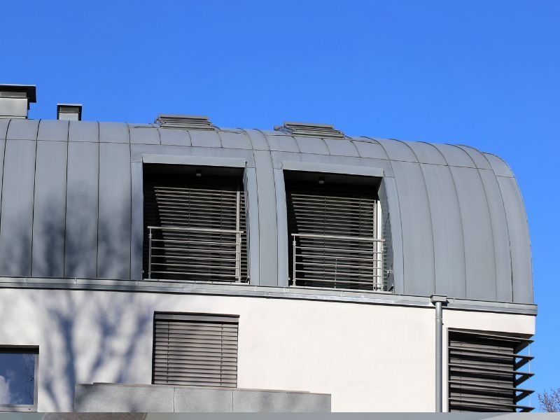 découvrez le charme unique du toit en zinc arrondi, une solution élégante et durable pour votre architecture. alliant modernité et tradition, le toit en zinc arrondi offre une parfaite étanchéité et une esthétique raffinée, idéale pour sublimer vos constructions. optez pour l'originalité et la qualité avec un toit en zinc arrondi.