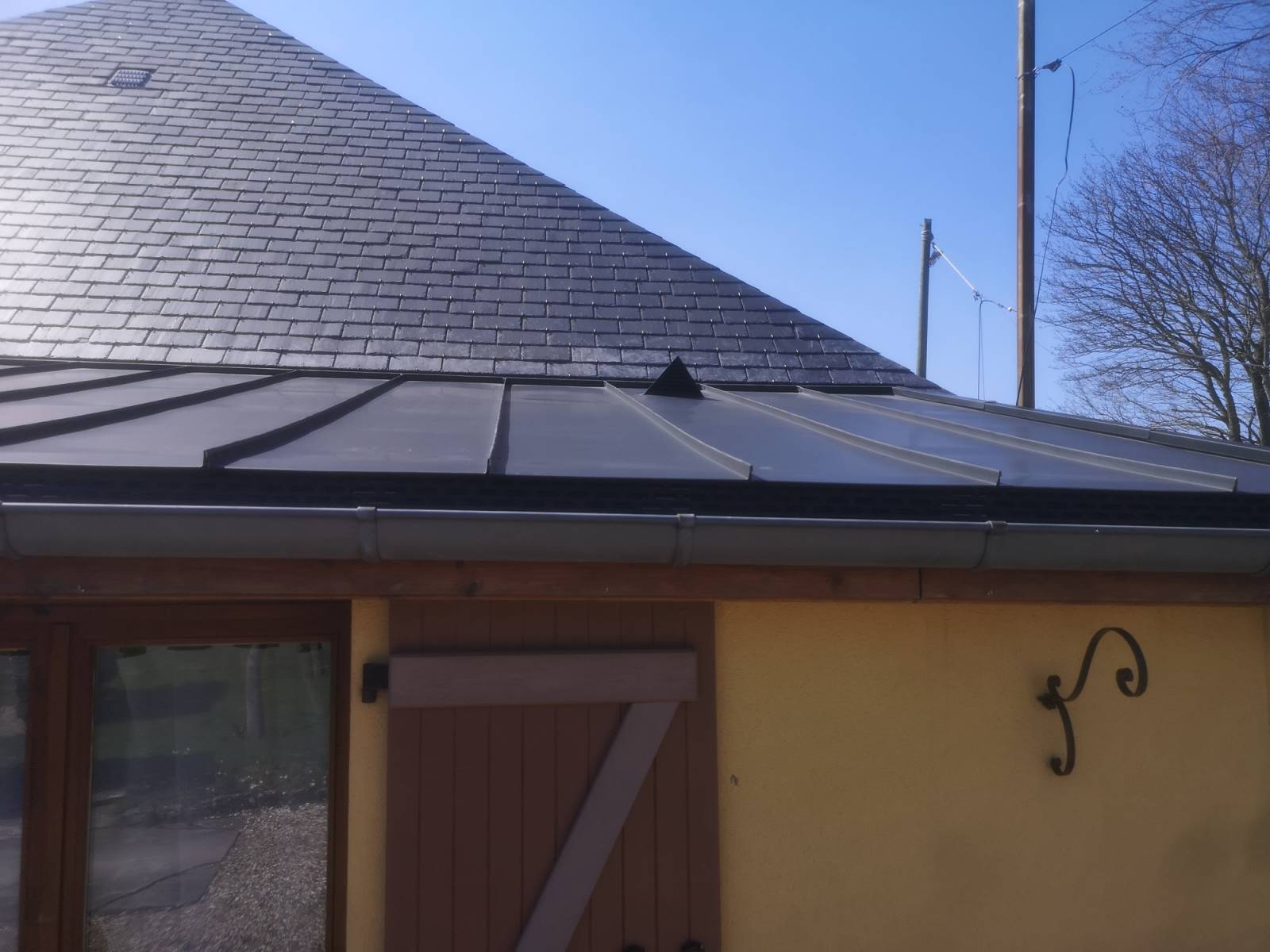 découvrez les avantages d'un toit en zinc pour réguler la chaleur de votre habitation. ce matériau innovant offre une excellente conductivité thermique, garantissant un confort optimal en toute saison. apprenez-en plus sur ses propriétés isolantes et son esthétique moderne.