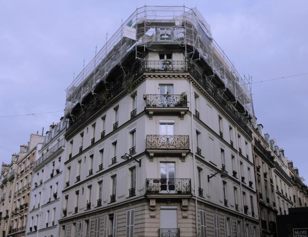 découvrez l'élégance et la durabilité des toits en zinc à paris. explorez les avantages de ce matériau haut de gamme, son esthétique intemporelle et son efficacité face aux intempéries, tout en contribuant à la préservation du patrimoine architectural parisien.