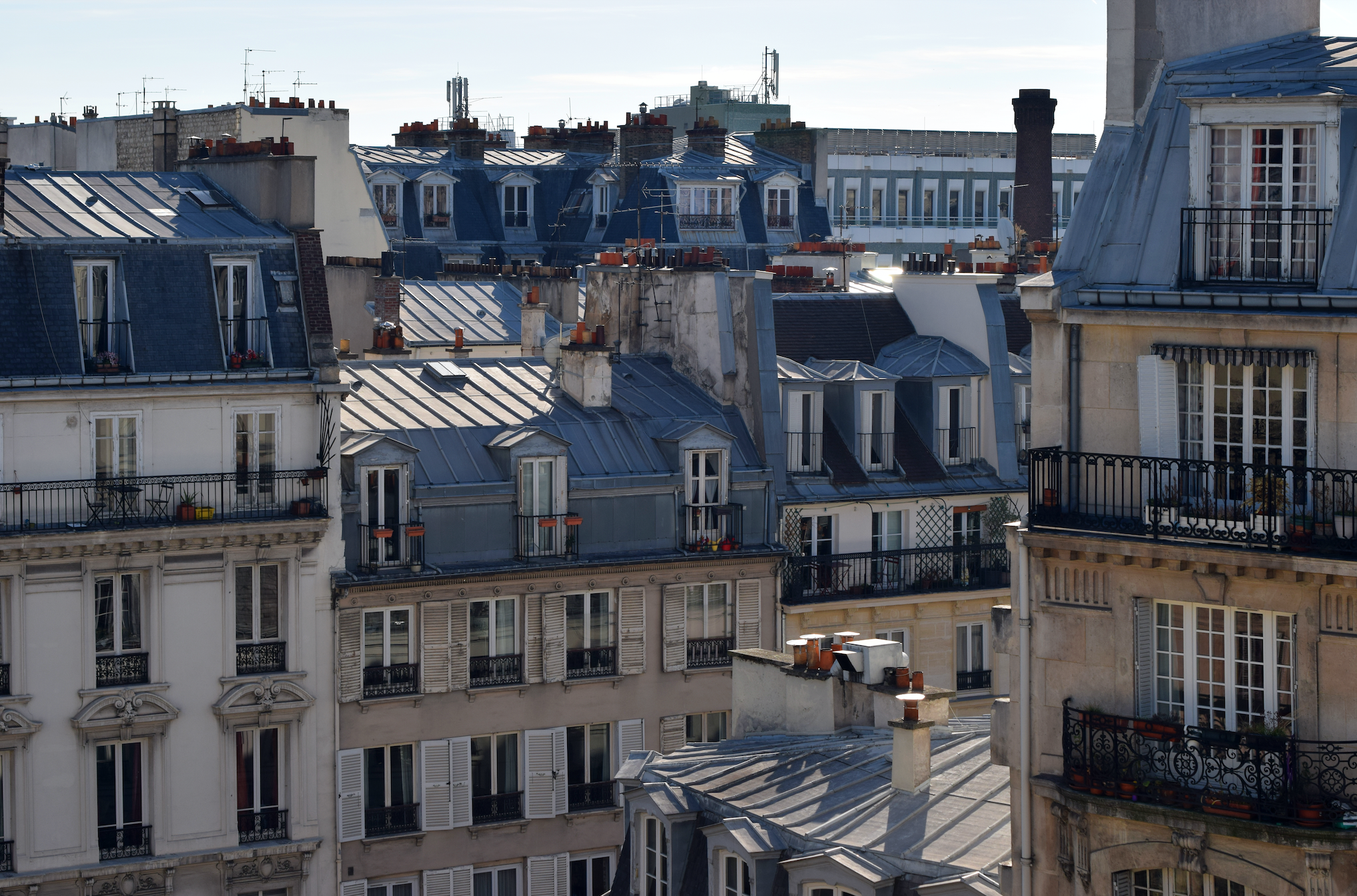 découvrez l'élégance et la durabilité des toits en zinc à paris. apprenez-en plus sur les avantages de cette couverture intemporelle, parfaite pour allier esthétique et protection contre les intempéries.